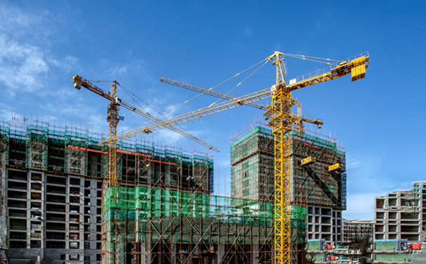 建筑工地保险怎么买，建筑工地应该给工人买什么保险