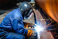 电焊工买保险属于什么行业类别？老板给焊工入什么保险合适