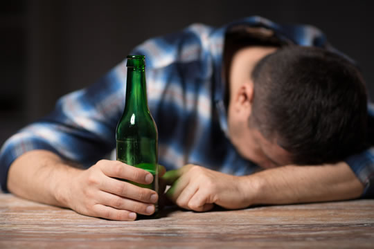 长期酗酒导致酒精肝，是否会影响理赔呢?